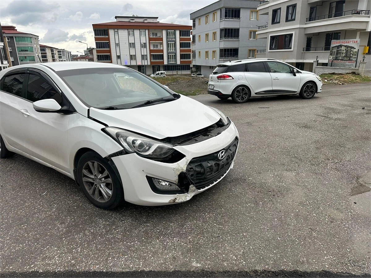 Samsun ön tampon ve kaput onarımı öncesi hasarlı araç görünümü