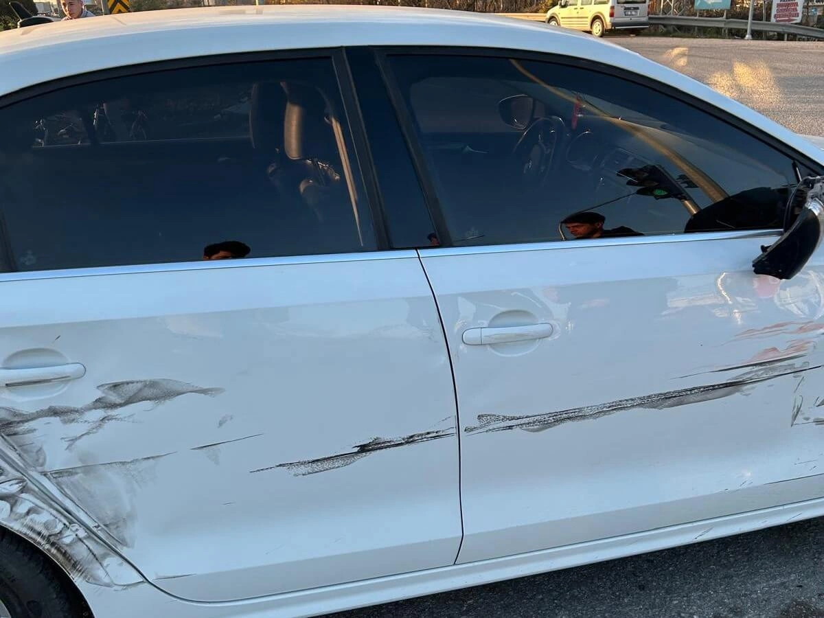 Samsun yan yüzey kaporta ve boya onarımı öncesi hasarlı araç görünümü